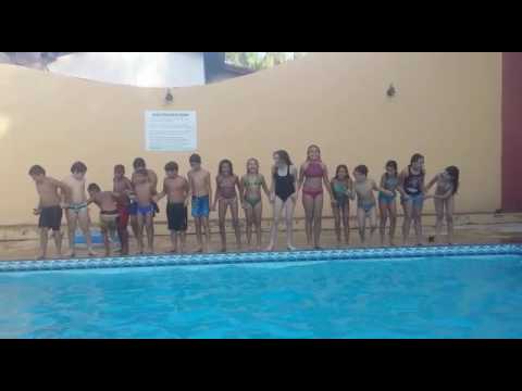 Pulo na piscina com amigos
