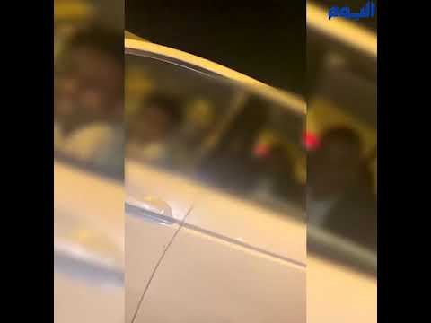 شاهد.. ضبط سائق مركبة ألقى «ولاعات نار وعلب ماء» على آخر