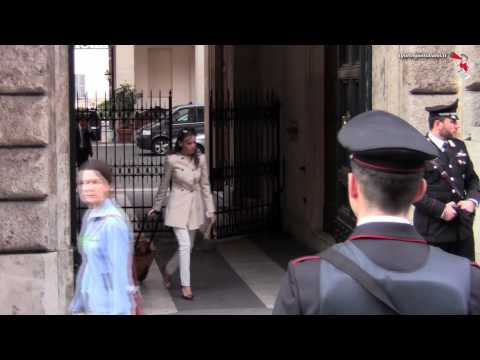 Francesca Pascale l'amica di Berlusconi esce da Palazzo Grazioli