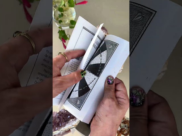 Vídeo relacionado con Tablero de radiestesia de astrología - Rueda ritual del zodíaco, calendario de adivinación mística | Soporte de tablero de exhibición Celestial Sabbat para áreas de meditación, estudios de curación, r