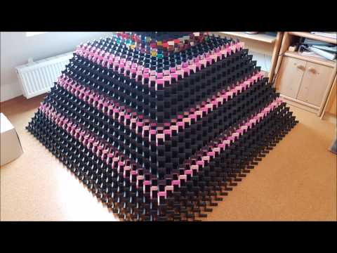 Biggest 3D domino pyramid fail ever - 31*31 - 19000 dominos