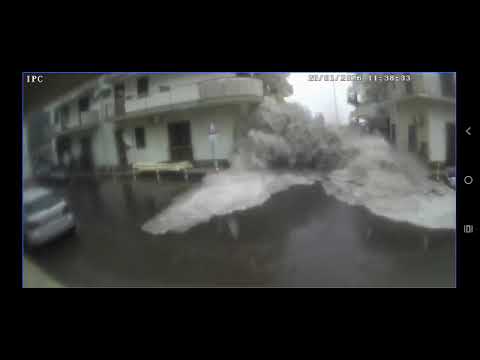 CLAMOROSA mareggiata a Fondachello (Catania), il mar Jonio entra tra le case!!! Onde ALTISSIME!!!