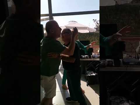 HE'S SINGING A SONG IN A RESTAURANT, BUT A CUSTOMER DOESN'T APPRECIATE IT AND LOOK WHAT HE DOES!!