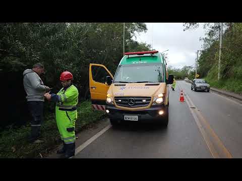 Acidente com carro da saúde de Juquitiba na entrada da cidade, com a enfermeira Adriana coordenadora dos PSFs de Juquitiba óleo na pista pode ser a causa do acidente.