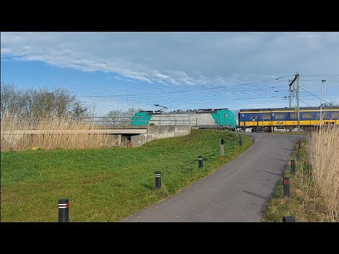 Omgeleide IC Brussel met Traxx 2807 en 2804 bij Driebruggen, 17-03-2023