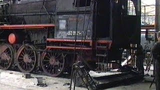 preview picture of video 'Dampflok 52 8121 im Dampflokwerk RAW Meiningen 1993 - Meiningen Steam Locomotive Workshop'
