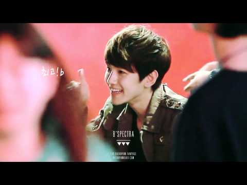 120430 EXO-K fansign Baekhyun waving to fans [preview]