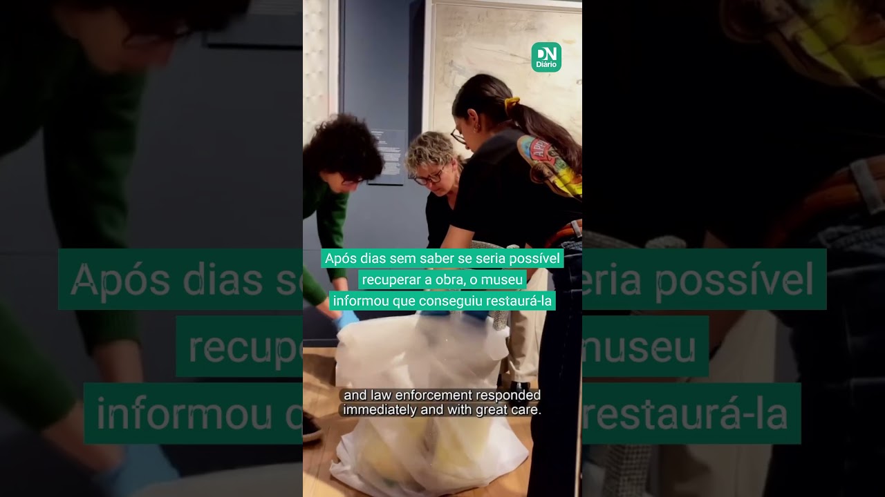 Imagem da notícia Visitante quebra cadeira cravejada de cristais Swarovski em museu da Itália
