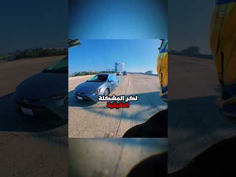 دراج ينقذ هاتفه بين السيارات على الطريق السريع! Credit: @threalgrinch/IG