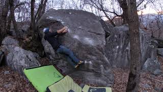 Video thumbnail de Zen boulder, 6a+. Chironico
