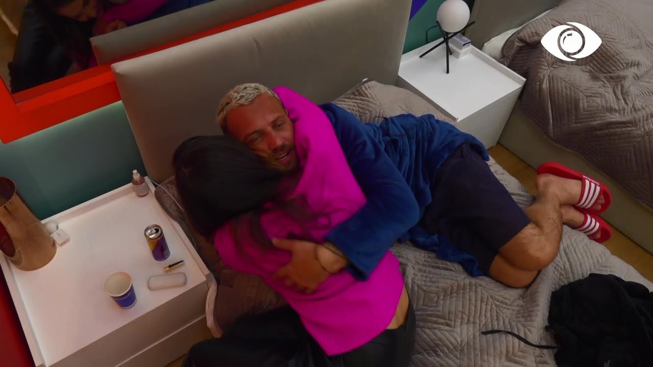 Luizi mban veshur rrobëdishanin e Kiarës, banorja i afrohet dhe e puth