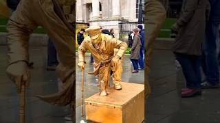 Download lagu How Gold man Living Statue is starting the day in Trafalgar Square. #art #livingstatue #works mp3