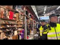 Geert Wilders bedankt voor schoenen Hugo de Jonge