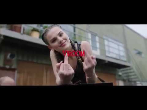 Famke Louise in her moms car (Vroom)