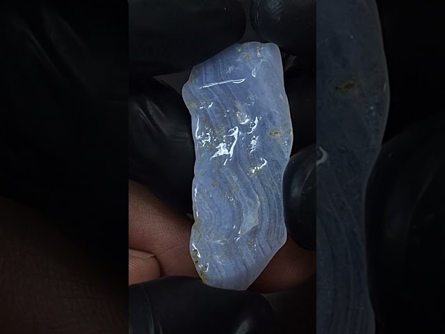 حجر عقيق ازرق سماوي خام تحفة للاقتناء او الاهداء