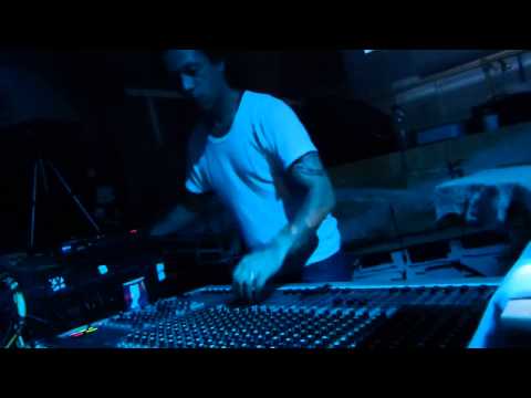 ZION TRAIN ft MC DubDadda @Rebeldia 4 May 2013 [2di5]
