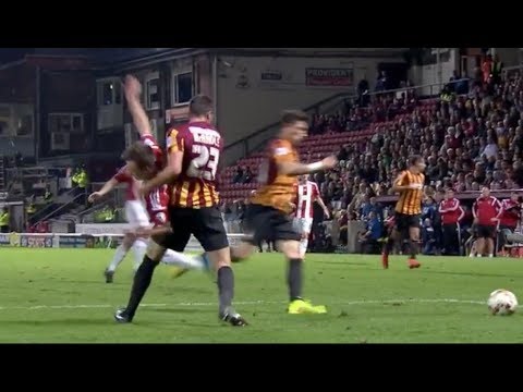 Rory McArdle WWE Throw vs Stefan Scougall_Bradford vs Sheffield United 0-2 17/10/2014