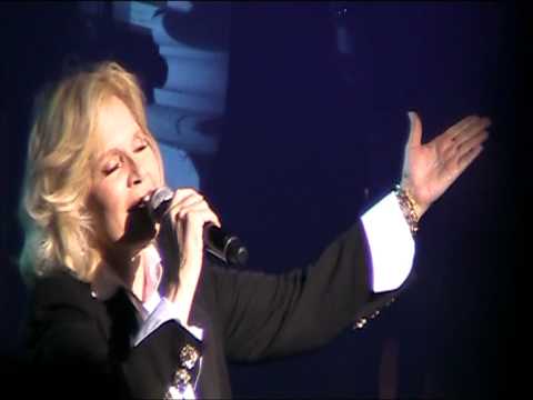 sylvie vartan chatelet toute ma vie avec Sophie Thiam Julien Doré et Arthur H