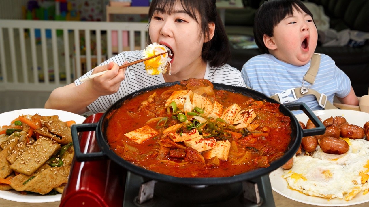 큼지막한 돼지고기 팍팍 넣어 끓인 묵은지 김치찌개🥘곤드레밥, 비엔나소시지, 계란후라이, 오뎅볶음 먹