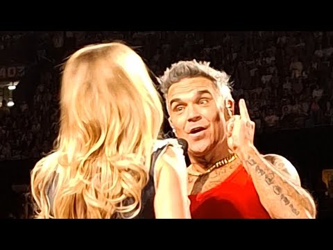 Robbie Williams & Davina Michelle - Relight My Fire - Live in JC Arena Amsterdam (maandag 23-6-2025)