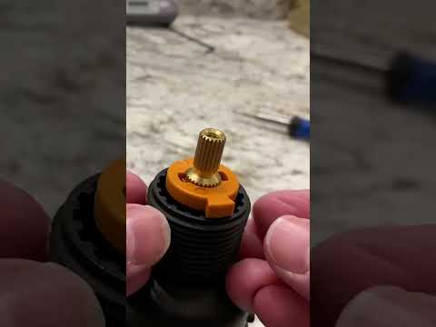 Adjust water temperature hack. #lifehacks #adjustment #howto