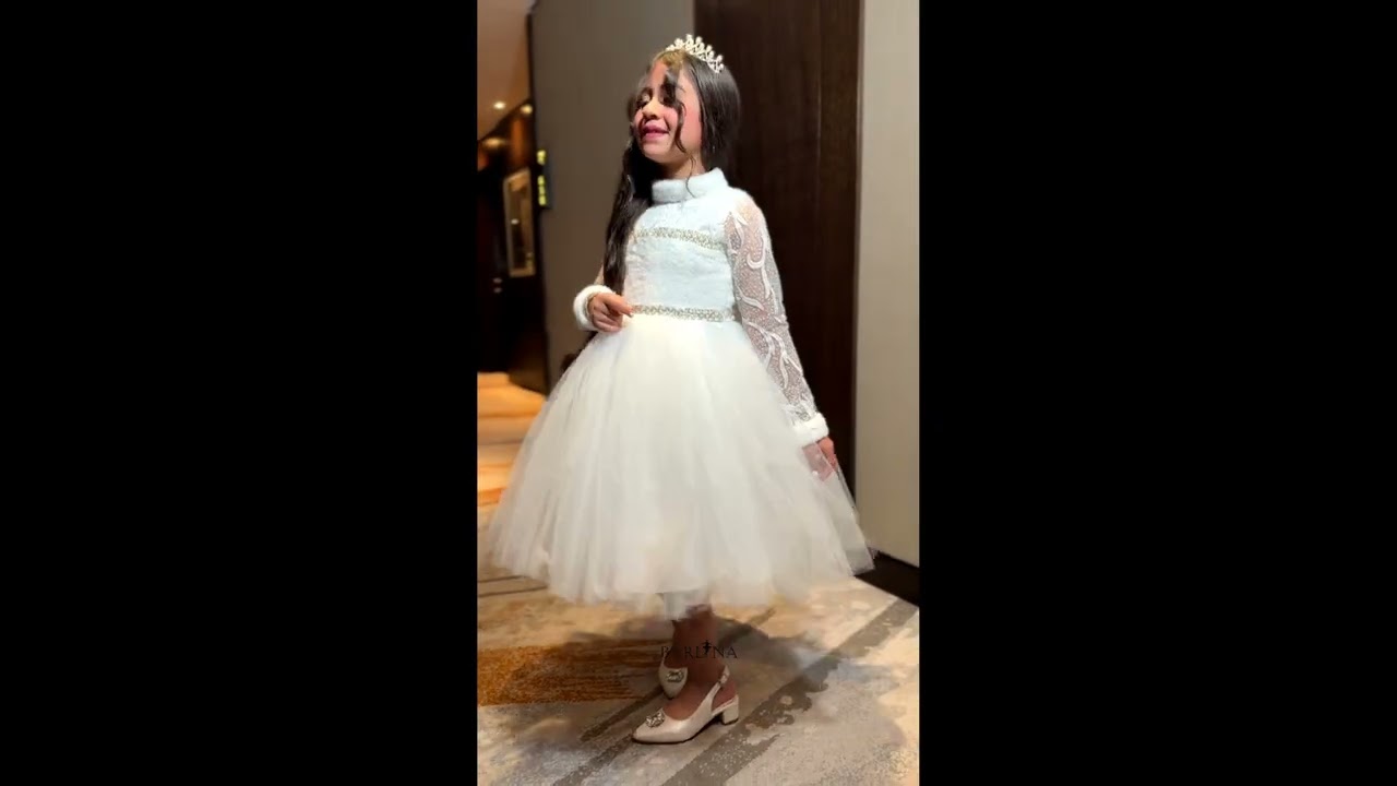 فستان بناتي أبيض بياقة عالية وتُل منفوش - سنة