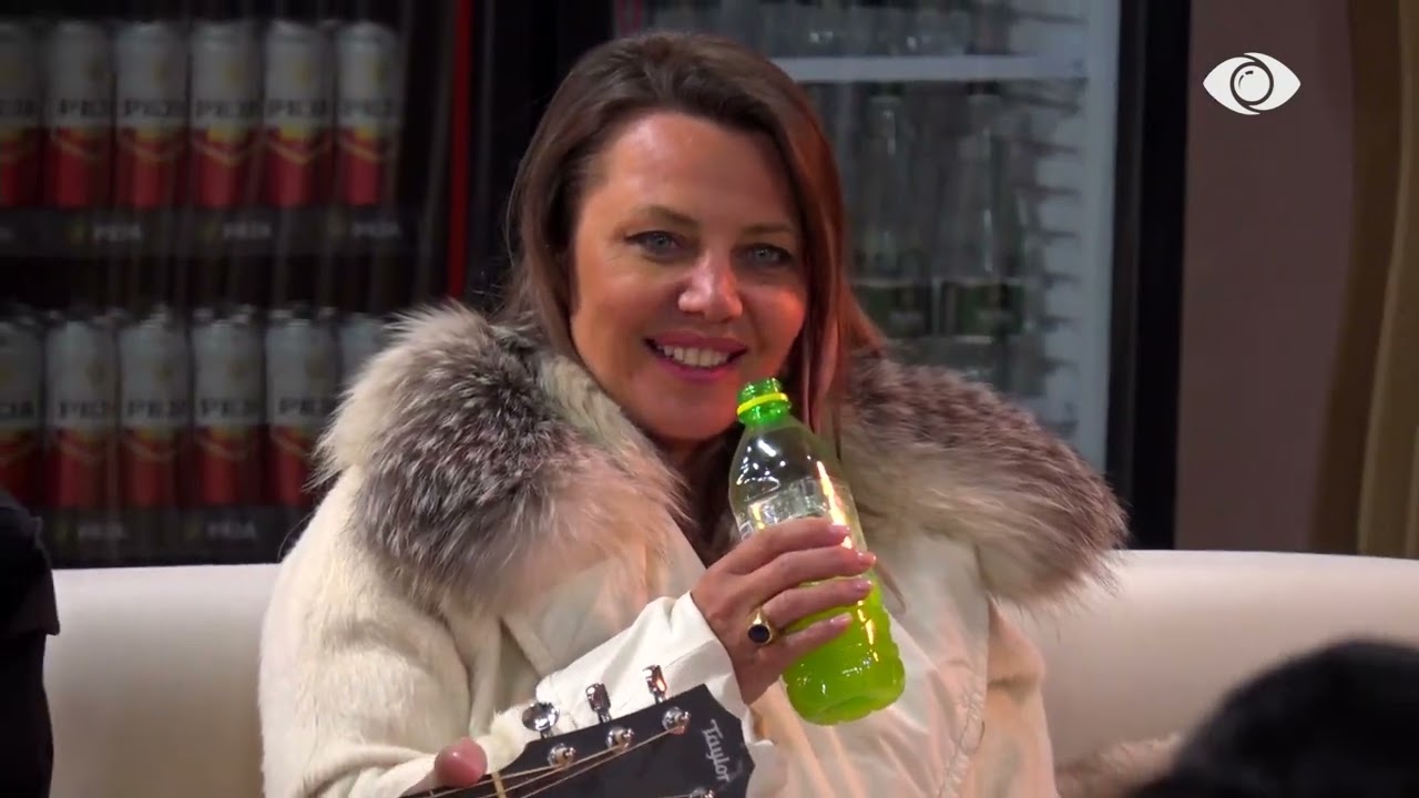 Atmosferë e bukur në shtëpi, banorët këndojnë njëzëri teksa Tiri luan muzikë në kitarë