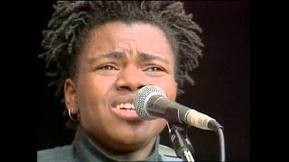 Tracy Chapman - &quot;Talkin&#39; About A Revolution&quot; (Official Music Video)