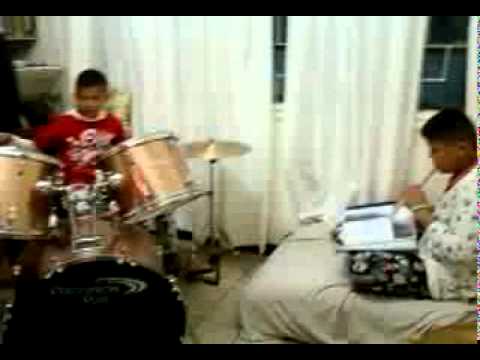 Niguel(blokfluit) en Gian(drum) spelen ala presie