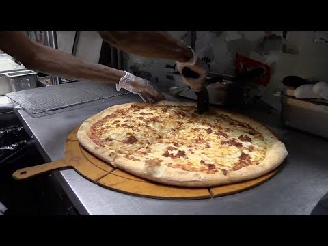 بيتزا بالجراد في لاس فيغاس تلبية لرغبة المهاجرين