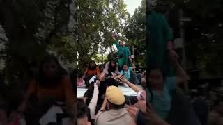 लड़की को डिटेन करने आया पुरुष पुलिस ऑफिसर #cjp #cjpnews #cjpprotest