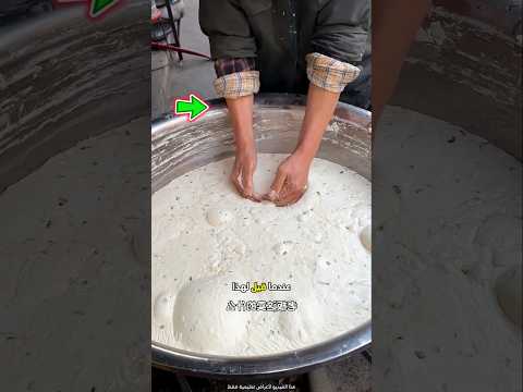 هذا الرجل يصنع خبزا لذيذا في 10 ثواني فقط 😮 #shorts