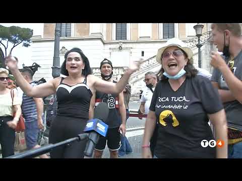 Raffaella Carrà fan in delirio ricantano il Tuca Tuca nel giorno del suo funerale