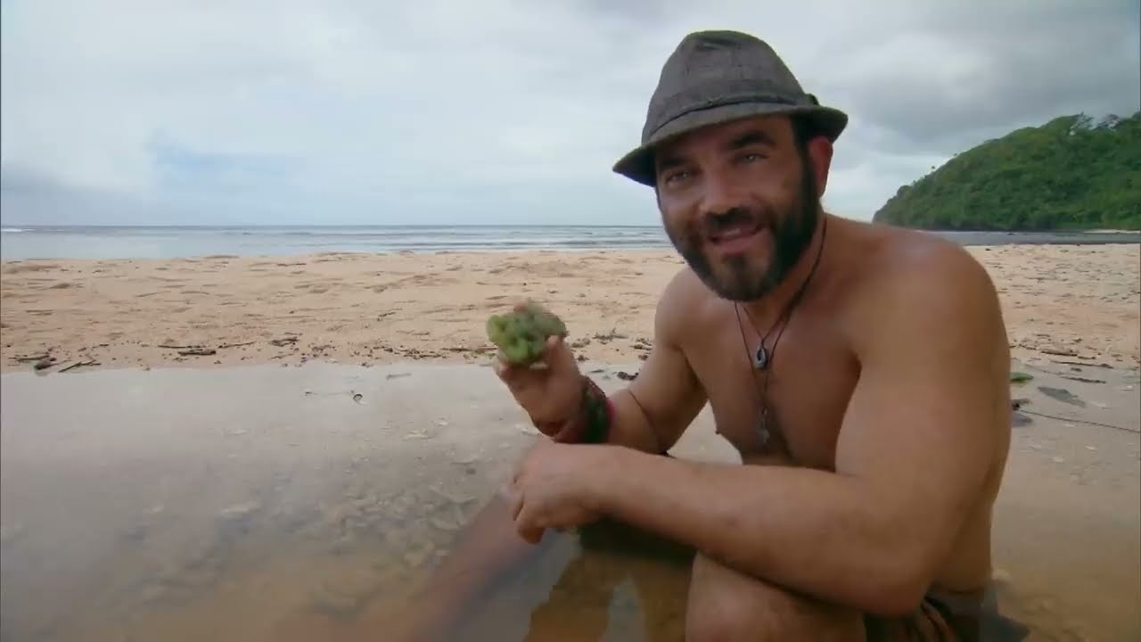 JT gives Russell an idol - what could go wrong? - YouTube