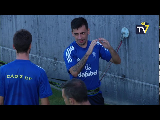 Vídeo relacionado con PANTALÓN LARGO ENTRENO JUGADOR INFANTIL CÁDIZ CF 20/21