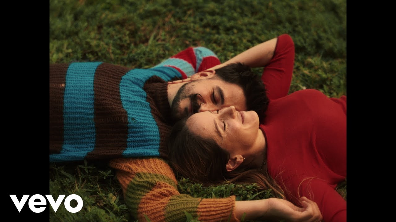 Navidad en Cada Esquina (It's Beginning To Look A Lot Like Christmas) (Official Video)