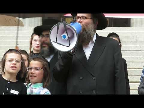 מאסן ראלי ביים עדיוקעישאן דעפארטמענט אין אלבאני ניו יארק איבער די גזירת החינוך