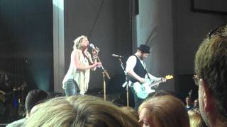 Sugarland- Find the Beat Again/Sweet Caroline/Who Says You Can&#39;t Go Home