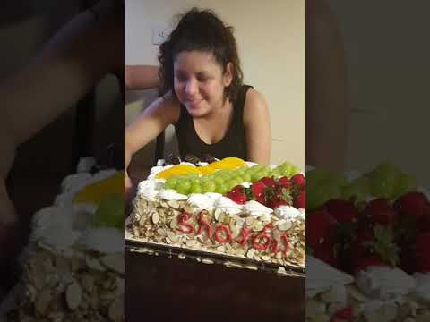 la mordidita de pastel dela cumpleañera