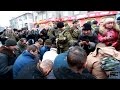 Пленные «киборги» стоят на коленях перед жителями Донецка 