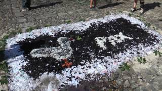 preview picture of video 'Guatemala, March 28, 2013 -- Day 7 - Creating an Alfombra (Carpet)'