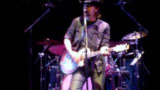 Jason McCoy singing some songs