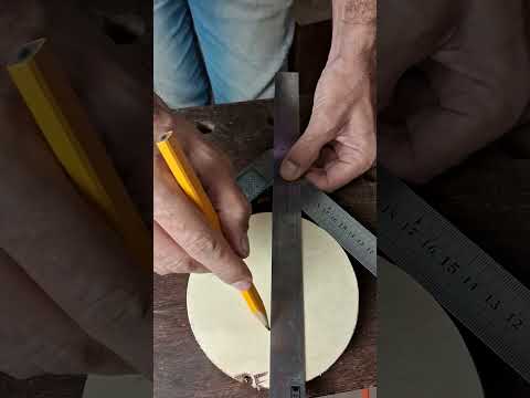 120 - How to find the center of a wooden circle #creativecarpentry #tip #carpentrytips