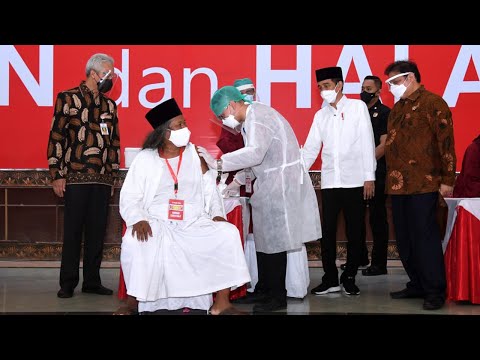 <p>Presiden Republik Indonesia, Joko Widodo meninjau proses vaksinasi kepada ulama, santri dan tokoh lintas agama se Jawa Tengah dan sekitarnya, Rabu (10/3). Vaksinasi massal digelar di Masjid Agung Jawa Tengah (MAJT) dengan penerapan protokol yang ketat. Selain di MAJT, Presiden juga mengecek vaksinasi terhadap pelayan publik dan awak media di gedung Gradhika Bhakti Praja.</p>
<p>Saat vaksinasi di MAJT, ratusan tokoh lintas agama dan ulama terkemuka serta pondok pesantren dengan tertib mengikuti proses vaksinasi itu. Sejumlah tokoh hadir, seperti mantan Gubernur Jateng, Ali Mufiz, Ketua MUI Jateng, Ahmad Darodji, Rois Syuriah PWNU Jateng, KH Ubaidillah Shodaqoh dan juga Ketua PW Ansor Jateng, Gus Sholah. Hadir pula ulama asal Jogjakarta, KH Ahmad Muwafiq atau yang akrab disapa Gus Muwafiq.</p>
<p>