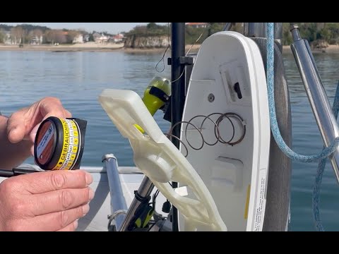 EPIRB with hydrostatic release unit
