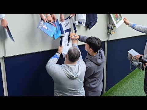 손흥민 HEUNG-MIN SON: The Spurs Captain Signing Autographs For Fans: Pre-Match: Tottenham v Bournemouth