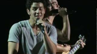 Jonas Brothers Popping Ballons on Stage While Singing "Please Be Mine"