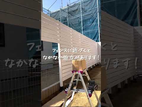 木製、PVC、または複合木材の庭のフェンス - どれを選択しますか?  庭園