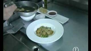 preview picture of video 'La Cocina del Hotel La Salve - Lasaña de trigueros y foie'