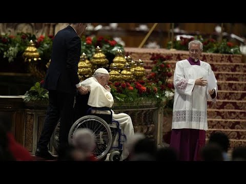 شاهد البابا فرنسيس يُرجىء زيارته لإفريقيا الى أجل غير مسمى بسبب ألم في الركبة